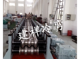 高速护栏板设备选用锤击法检测是否出现锌层剥离凸起景象